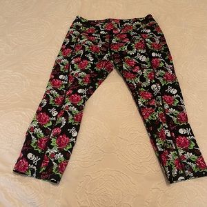 Betsey Johnson capris size medium spandex material skull and roses print